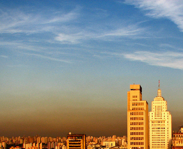 Plast smoga nad Sao Paolom v Braziliji